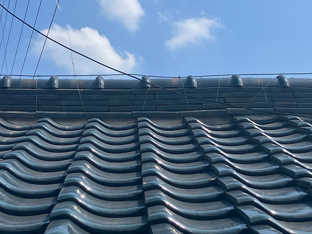 岐阜市｜瓦屋根の点検で棟のゆがみを発見！瓦が左右にズレて蛇行し隙間が発生